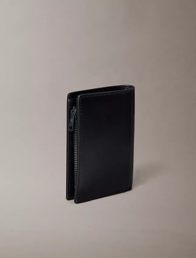Cartera plegable con Monogram en relieve y monedero Cartera plegable con Monogram en relieve y monedero