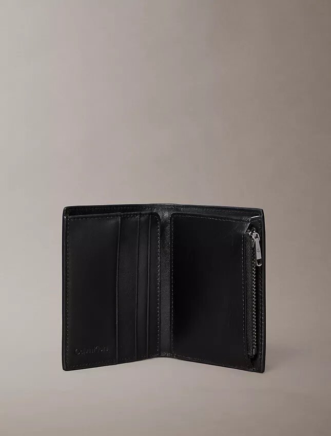 Cartera plegable con Monogram en relieve y monedero Cartera plegable con Monogram en relieve y monedero