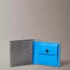 Cartera plegable Monólogo con relieve y monedero Cartera plegable Monólogo con relieve y monedero