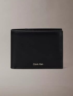 Cartera tríptica con logotipo en relieve