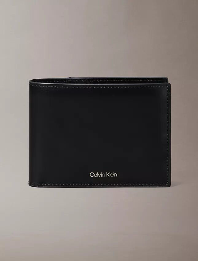 Cartera tríptica con logotipo en relieve Cartera tríptica con logotipo en relieve