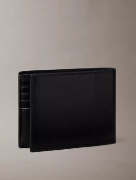 Cartera tríptica con logotipo en relieve