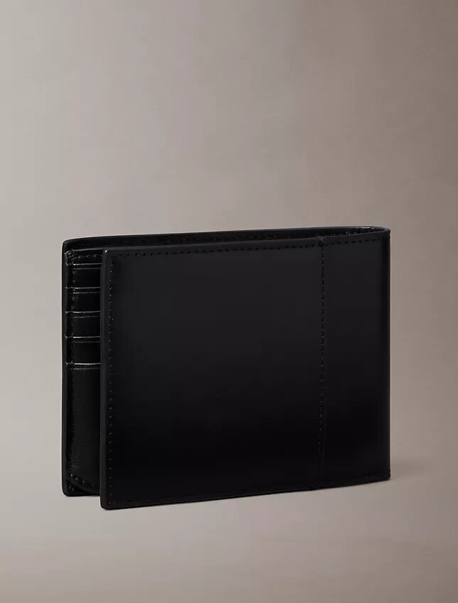 Cartera tríptica con logotipo en relieve Cartera tríptica con logotipo en relieve