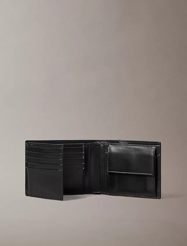 Cartera tríptica con logotipo en relieve Cartera tríptica con logotipo en relieve