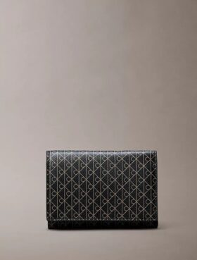 Cartera tríptica con logotipo en todo el diseño