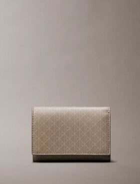 Cartera tríptica con logotipo en todo el diseño