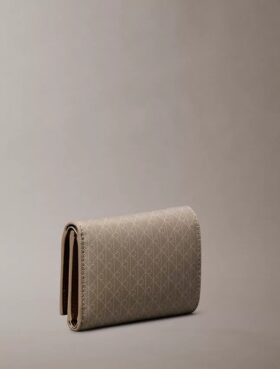Cartera tríptica con logotipo en todo el diseño