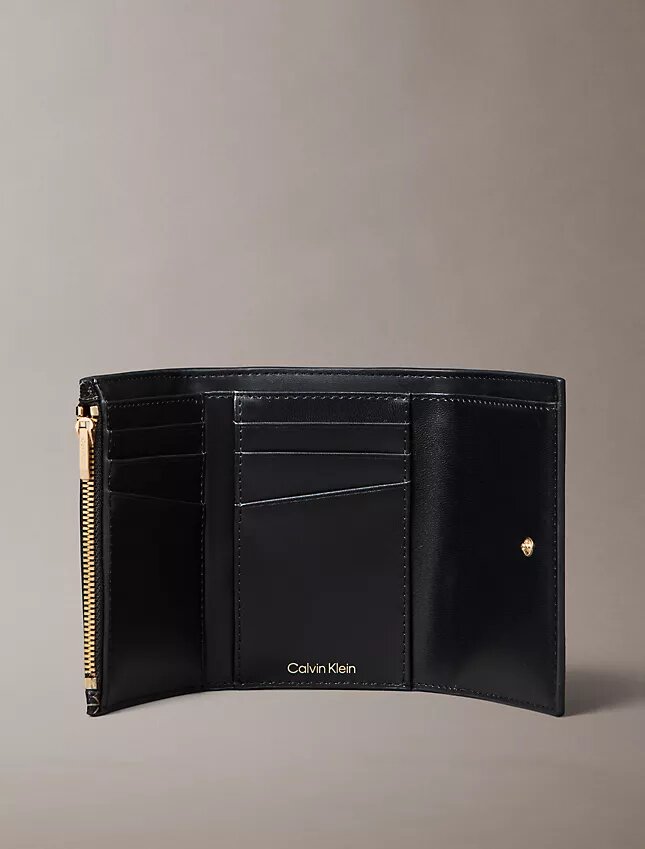 Cartera tríptica con logotipo en todo el diseño Cartera tríptica con logotipo en todo el diseño