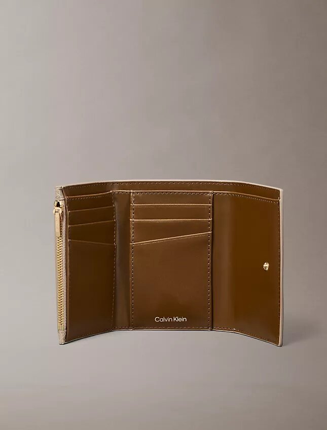 Cartera tríptica con logotipo en todo el diseño Cartera tríptica con logotipo en todo el diseño