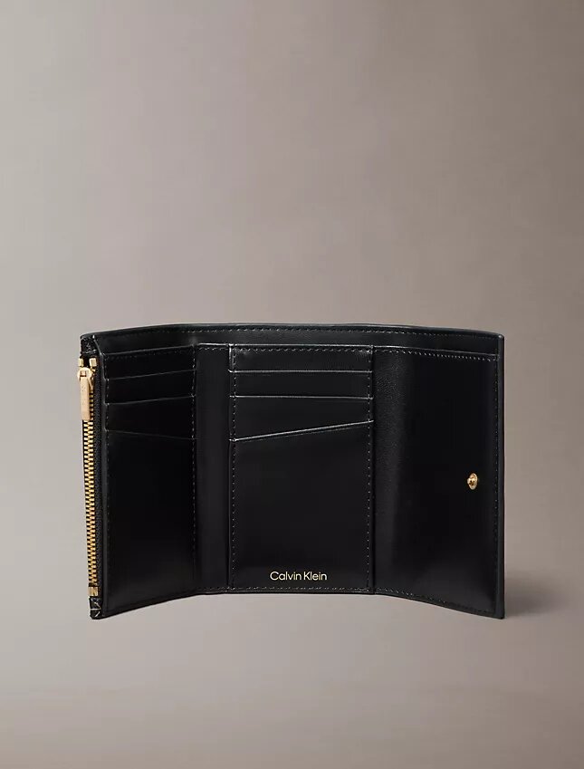 Cartera tríptica con logotipo en todo el diseño Cartera tríptica con logotipo en todo el diseño