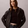 Chaqueta con capucha de piel sintética