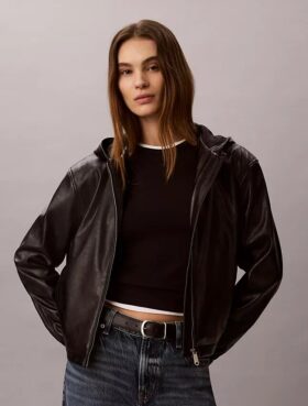 Chaqueta con capucha de piel sintética
