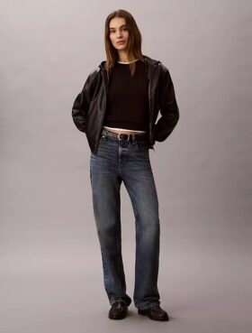 Chaqueta con capucha de piel sintética