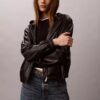Chaqueta con capucha de piel sintética