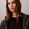 Chaqueta con capucha de piel sintética