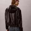 Chaqueta con capucha de piel sintética