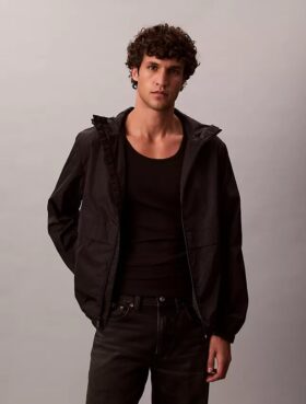 Chaqueta cortavientos con logotipo estampado por toda la prenda