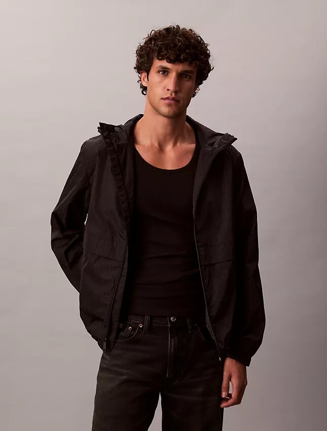 Chaqueta cortavientos con logotipo estampado por toda la prenda