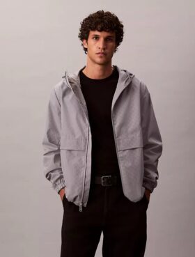Chaqueta cortavientos con logotipo estampado por toda la prenda