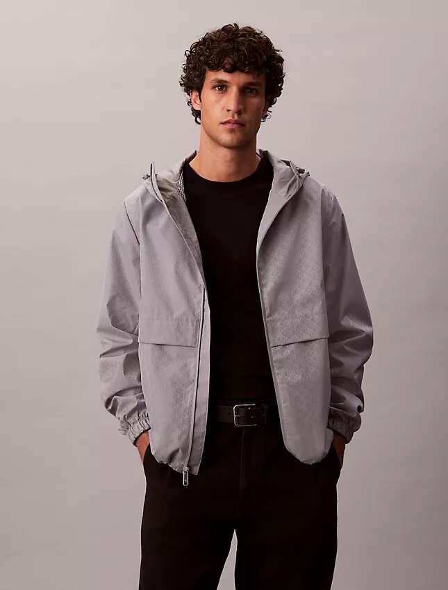Chaqueta cortavientos con logotipo estampado por toda la prenda