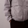 Chaqueta cortavientos con logotipo estampado por toda la prenda