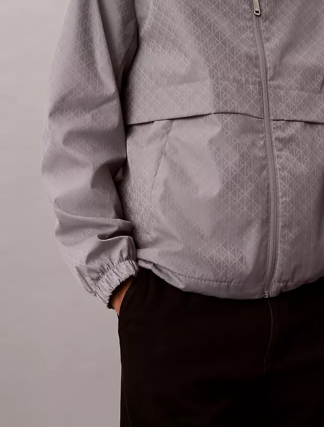 Chaqueta cortavientos con logotipo estampado por toda la prenda