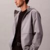 Chaqueta cortavientos con logotipo estampado por toda la prenda