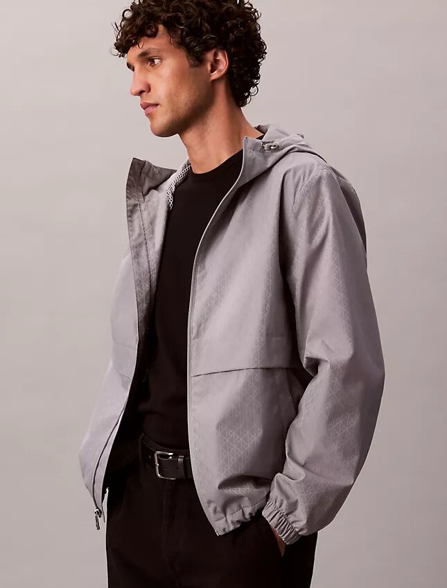 Chaqueta cortavientos con logotipo estampado por toda la prenda