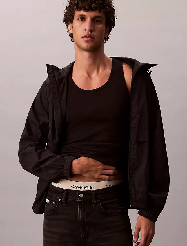 Chaqueta cortavientos con logotipo estampado por toda la prenda