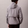Chaqueta cortavientos con logotipo estampado por toda la prenda
