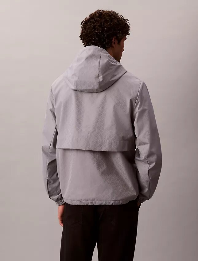 Chaqueta cortavientos con logotipo estampado por toda la prenda