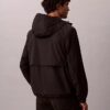 Chaqueta cortavientos con logotipo estampado por toda la prenda