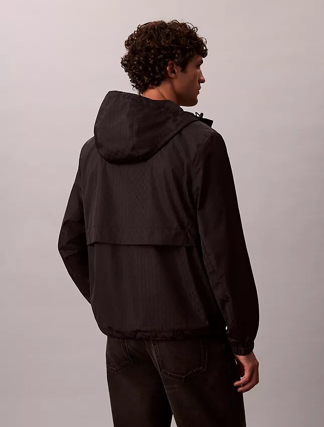 Chaqueta cortavientos con logotipo estampado por toda la prenda
