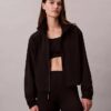 Chaqueta cortavientos deportiva moderna