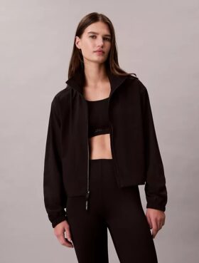 Chaqueta cortavientos deportiva moderna