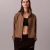 Chaqueta cortavientos deportiva moderna