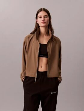 Chaqueta cortavientos deportiva moderna
