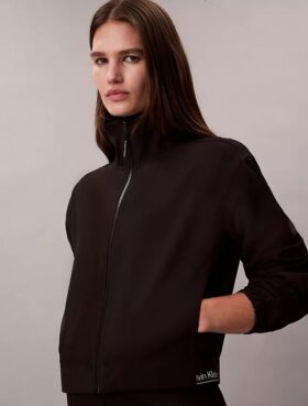 Chaqueta cortavientos deportiva moderna