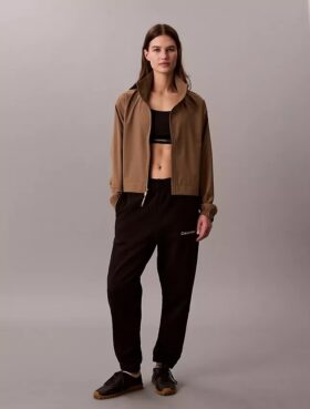 Chaqueta cortavientos deportiva moderna