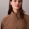 Chaqueta cortavientos deportiva moderna