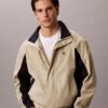 Chaqueta cortavientos ligera de nailon con bloques de color Chaqueta cortavientos ligera de nailon con bloques de color