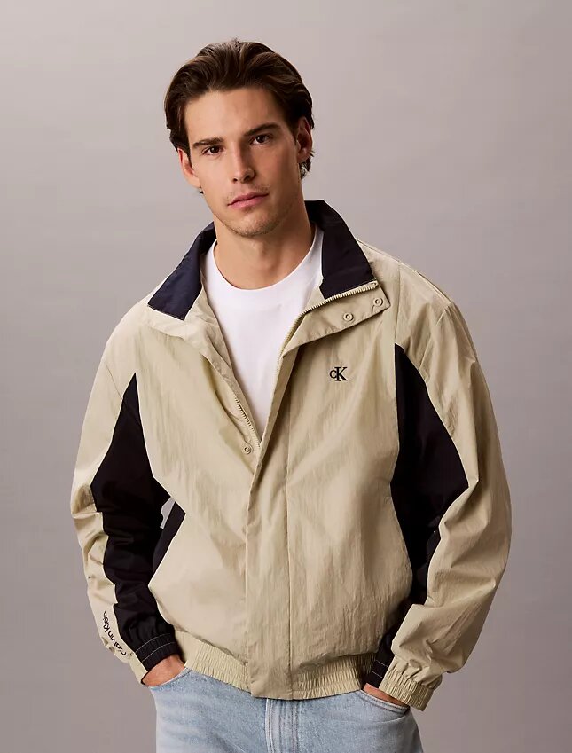 Chaqueta cortavientos ligera de nailon con bloques de color Chaqueta cortavientos ligera de nailon con bloques de color
