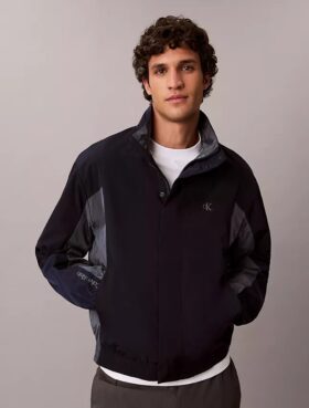 Chaqueta cortavientos ligera de nailon con bloques de color