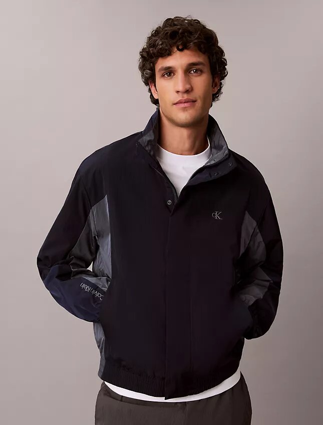 Chaqueta cortavientos ligera de nailon con bloques de color Chaqueta cortavientos ligera de nailon con bloques de color