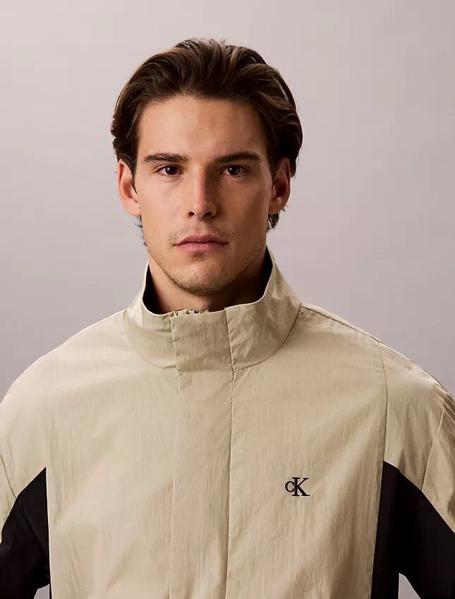 Chaqueta cortavientos ligera de nailon con bloques de color Chaqueta cortavientos ligera de nailon con bloques de color