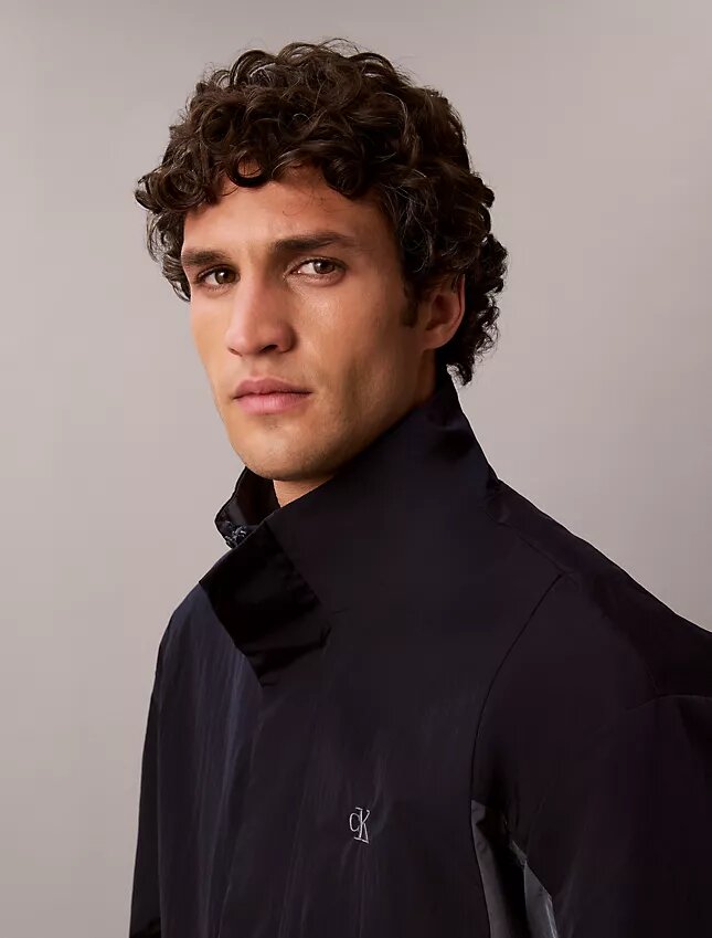 Chaqueta cortavientos ligera de nailon con bloques de color Chaqueta cortavientos ligera de nailon con bloques de color