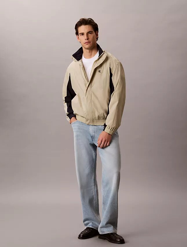 Chaqueta cortavientos ligera de nailon con bloques de color Chaqueta cortavientos ligera de nailon con bloques de color