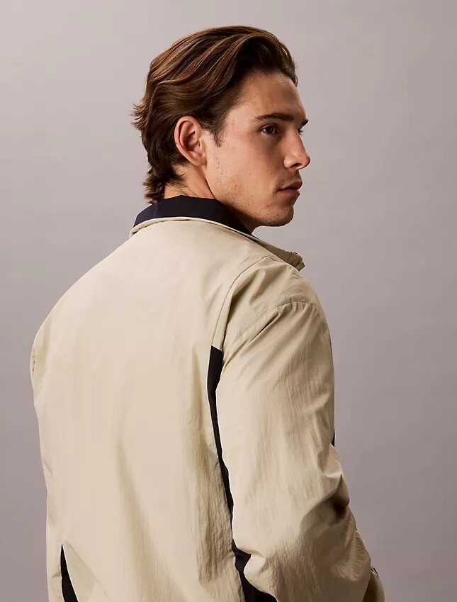 Chaqueta cortavientos ligera de nailon con bloques de color Chaqueta cortavientos ligera de nailon con bloques de color