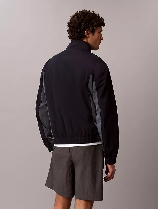 Chaqueta cortavientos ligera de nailon con bloques de color Chaqueta cortavientos ligera de nailon con bloques de color