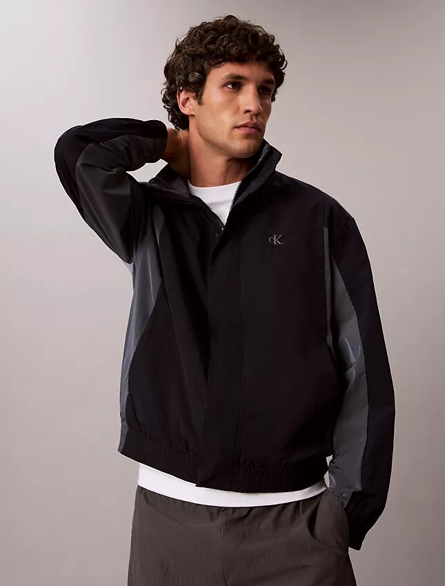 Chaqueta cortavientos ligera de nailon con bloques de color Chaqueta cortavientos ligera de nailon con bloques de color